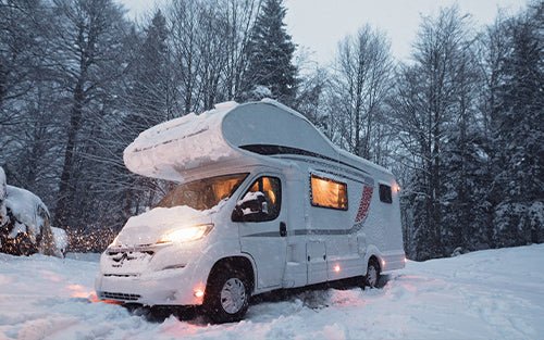 Motorhome estacionada en la nieve con calefacción Coblow